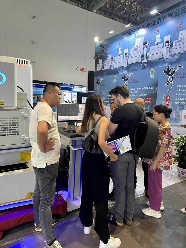 Lijingdanın sərgi səfəri uğurla başa çatıb